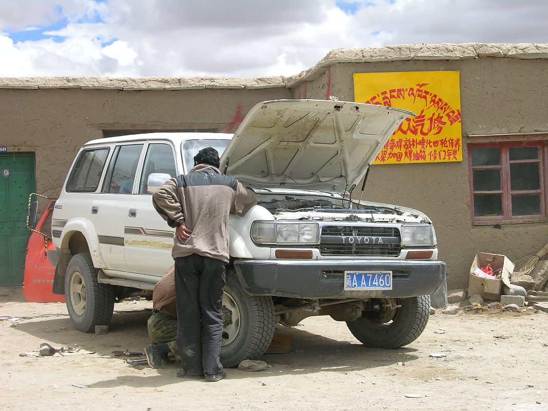 Tibet Kailash 05 To Tirthapuri 06 Moincer Landcruiser Being Fixed